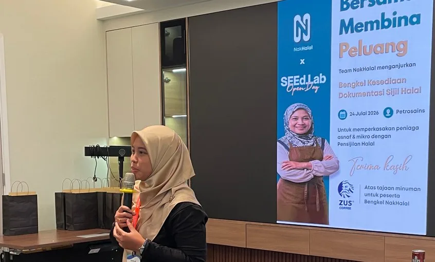 A NakHalal coach speaking to a room of entrepreneurs