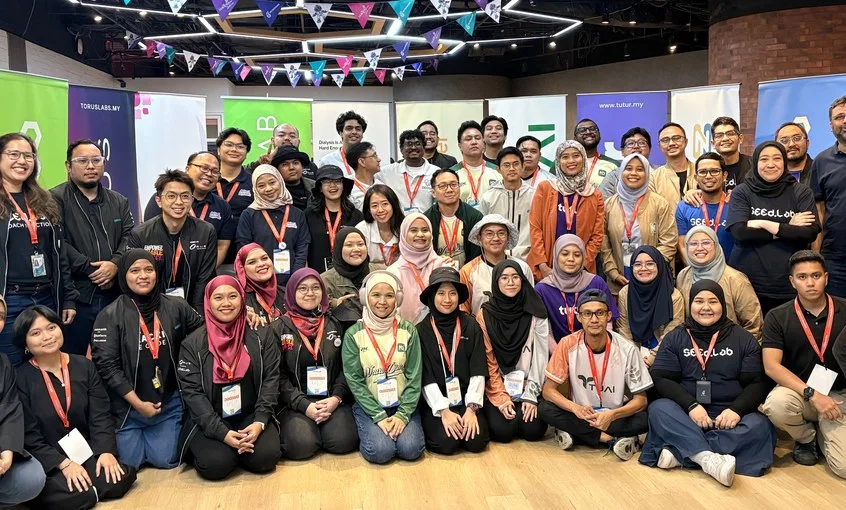A large group of entrepreneurs and programme partners at a SEEd.Lab event