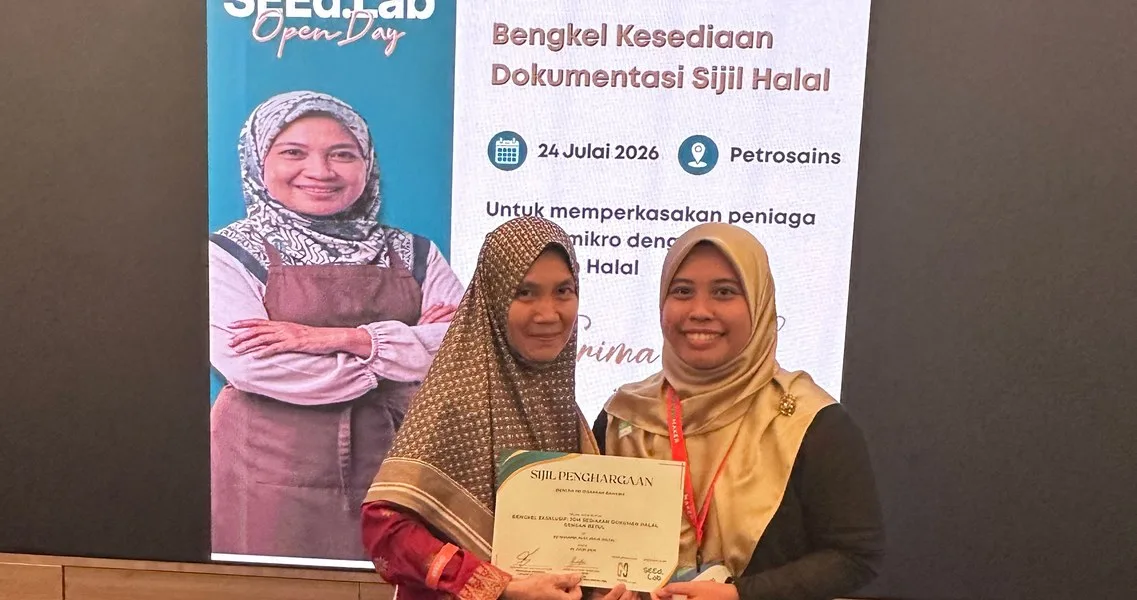 A participant receiving her certificate at a NakHalal workshop